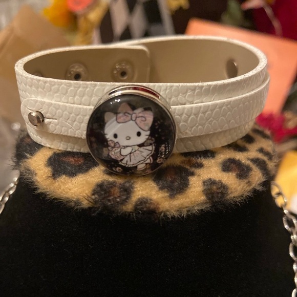 Hello Kitty Snap Bracelet - Picture 3 of 4